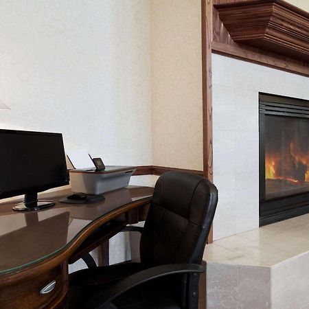 Country Inn & Suites By Radisson Bismarck Waterpark Bagian luar foto
