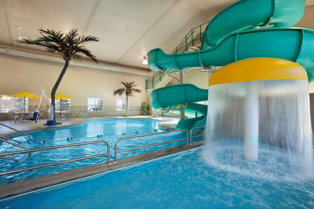 Country Inn & Suites By Radisson Bismarck Waterpark Bagian luar foto