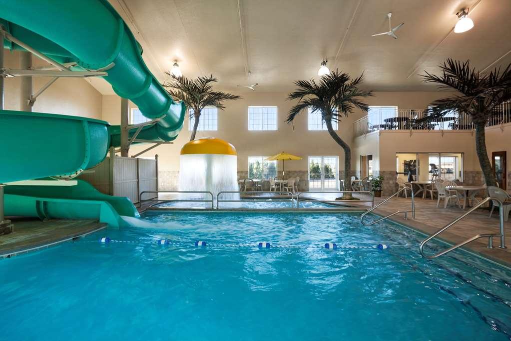 Country Inn & Suites By Radisson Bismarck Waterpark Bagian luar foto