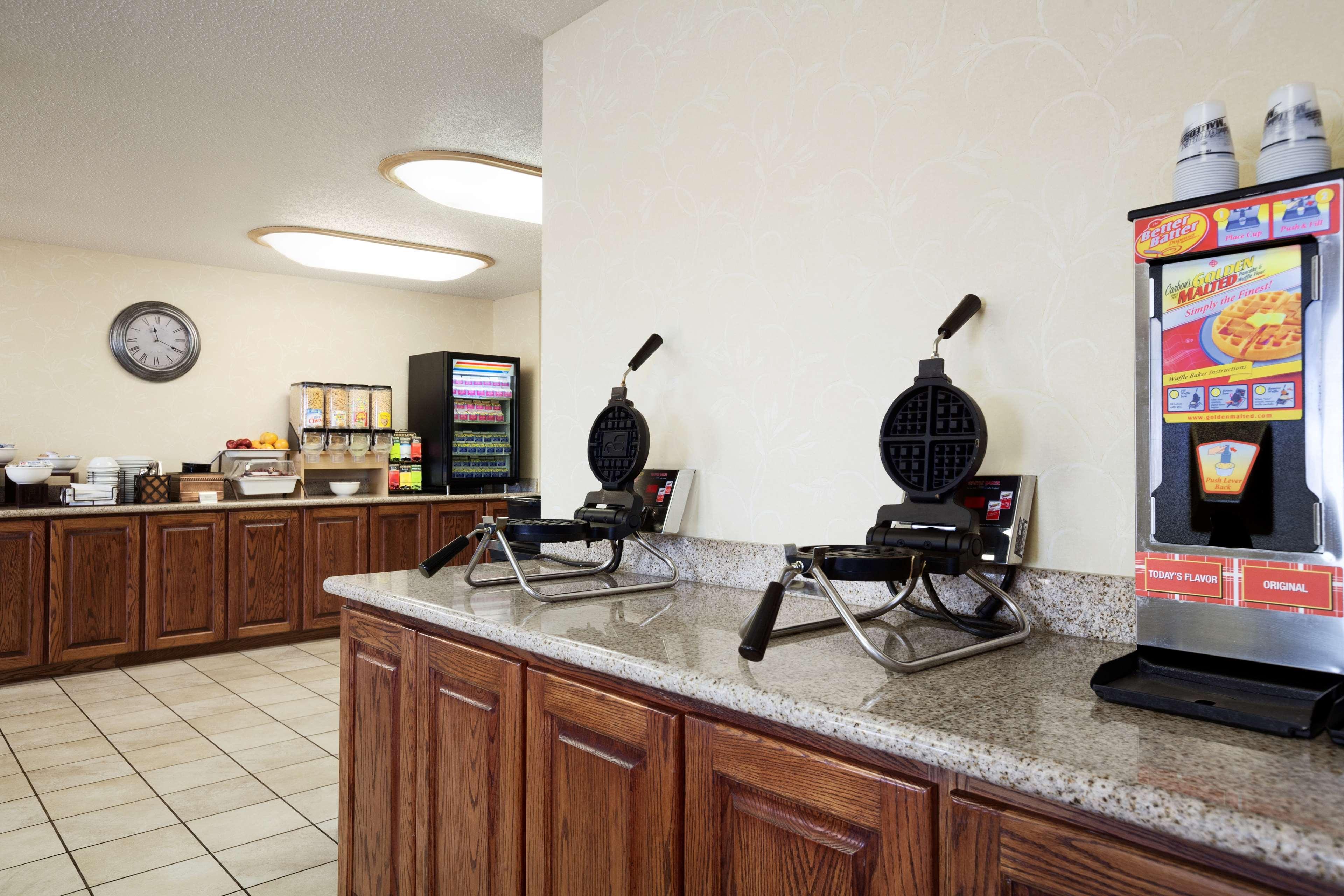 Country Inn & Suites By Radisson Bismarck Waterpark Bagian luar foto