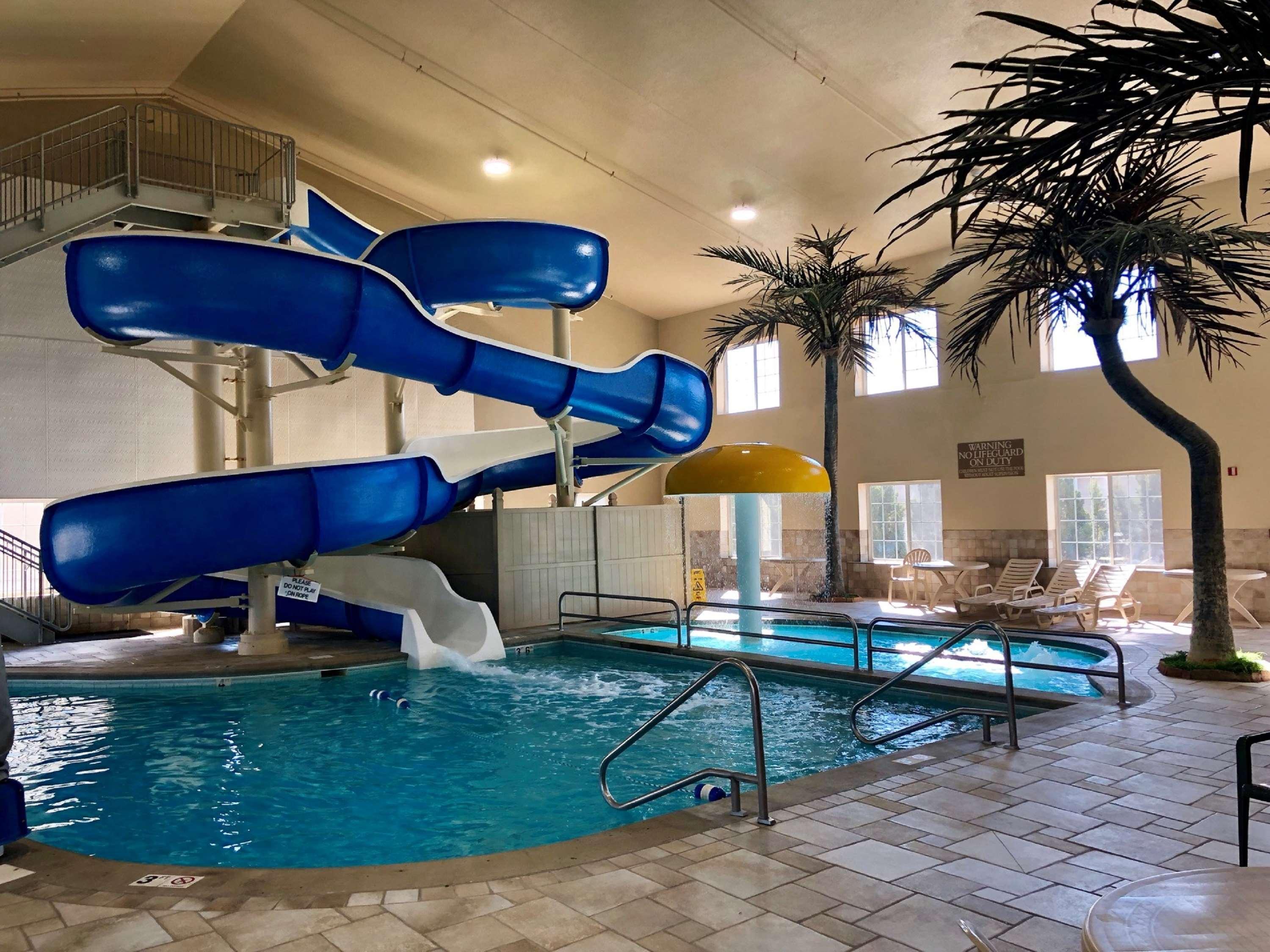 Country Inn & Suites By Radisson Bismarck Waterpark Bagian luar foto