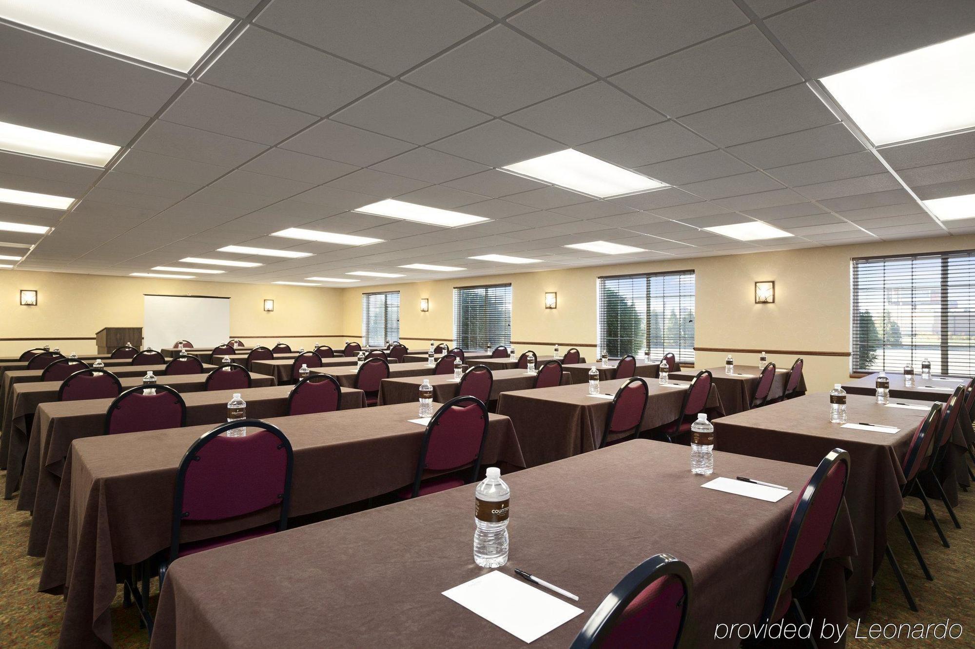 Country Inn & Suites By Radisson Bismarck Waterpark Bagian luar foto