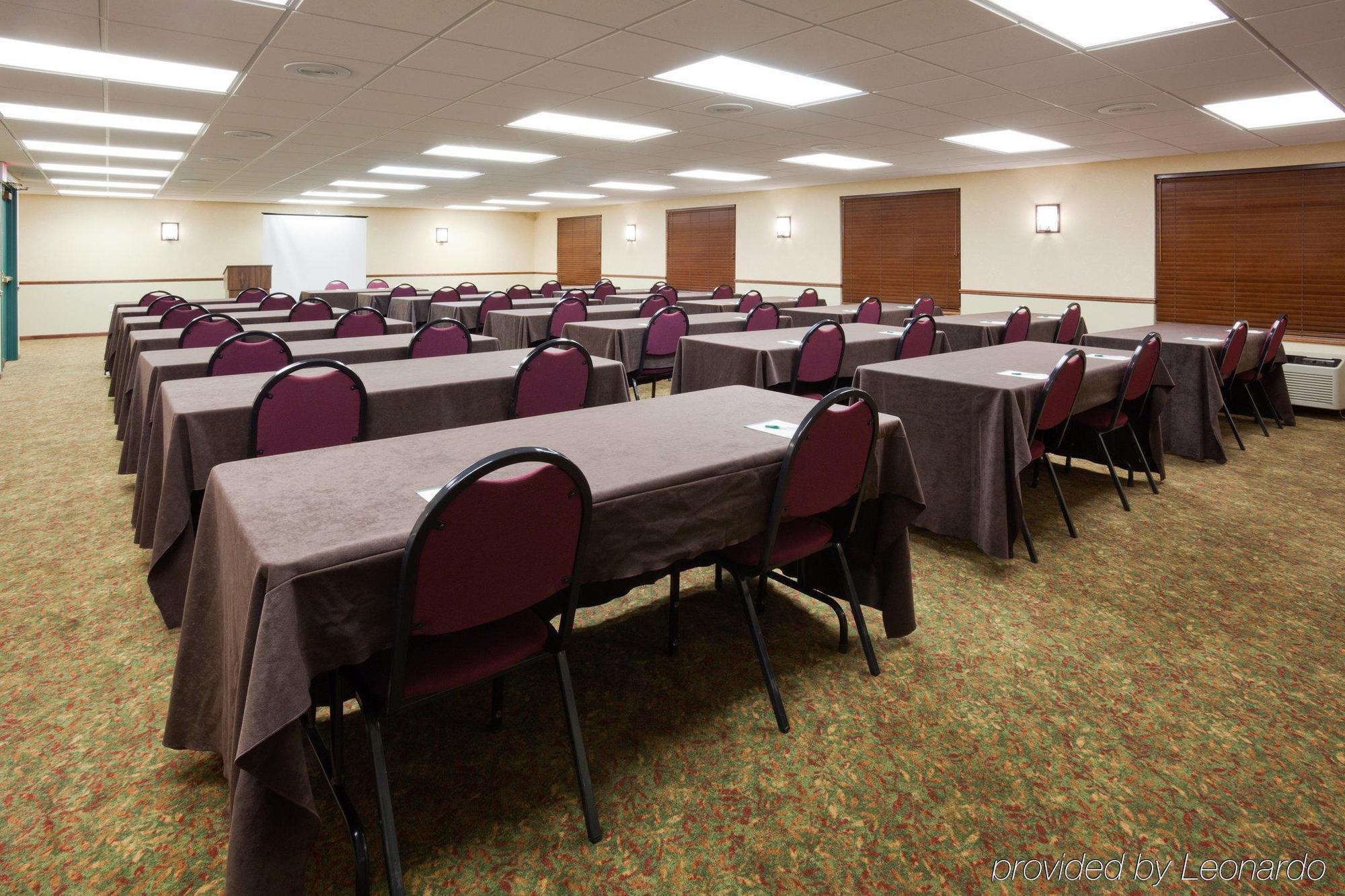 Country Inn & Suites By Radisson Bismarck Waterpark Bisnis foto