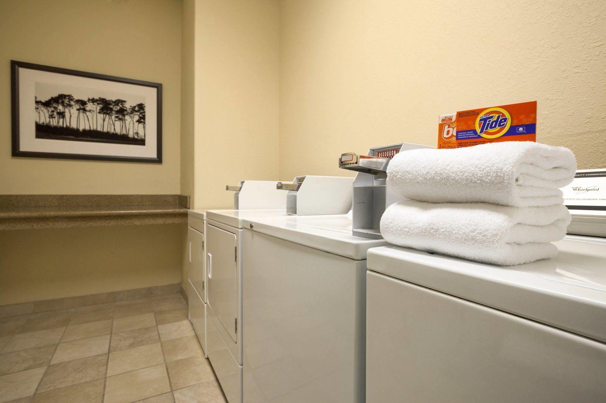 Country Inn & Suites By Radisson Bismarck Waterpark Bagian luar foto
