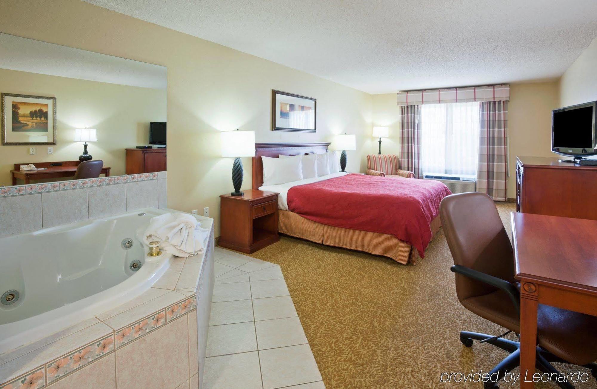 Country Inn & Suites By Radisson Bismarck Waterpark Bagian luar foto