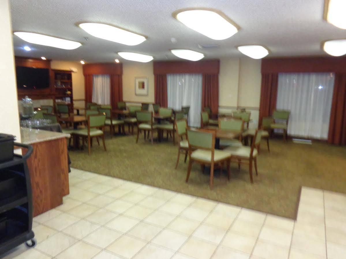 Country Inn & Suites By Radisson Bismarck Waterpark Bagian luar foto