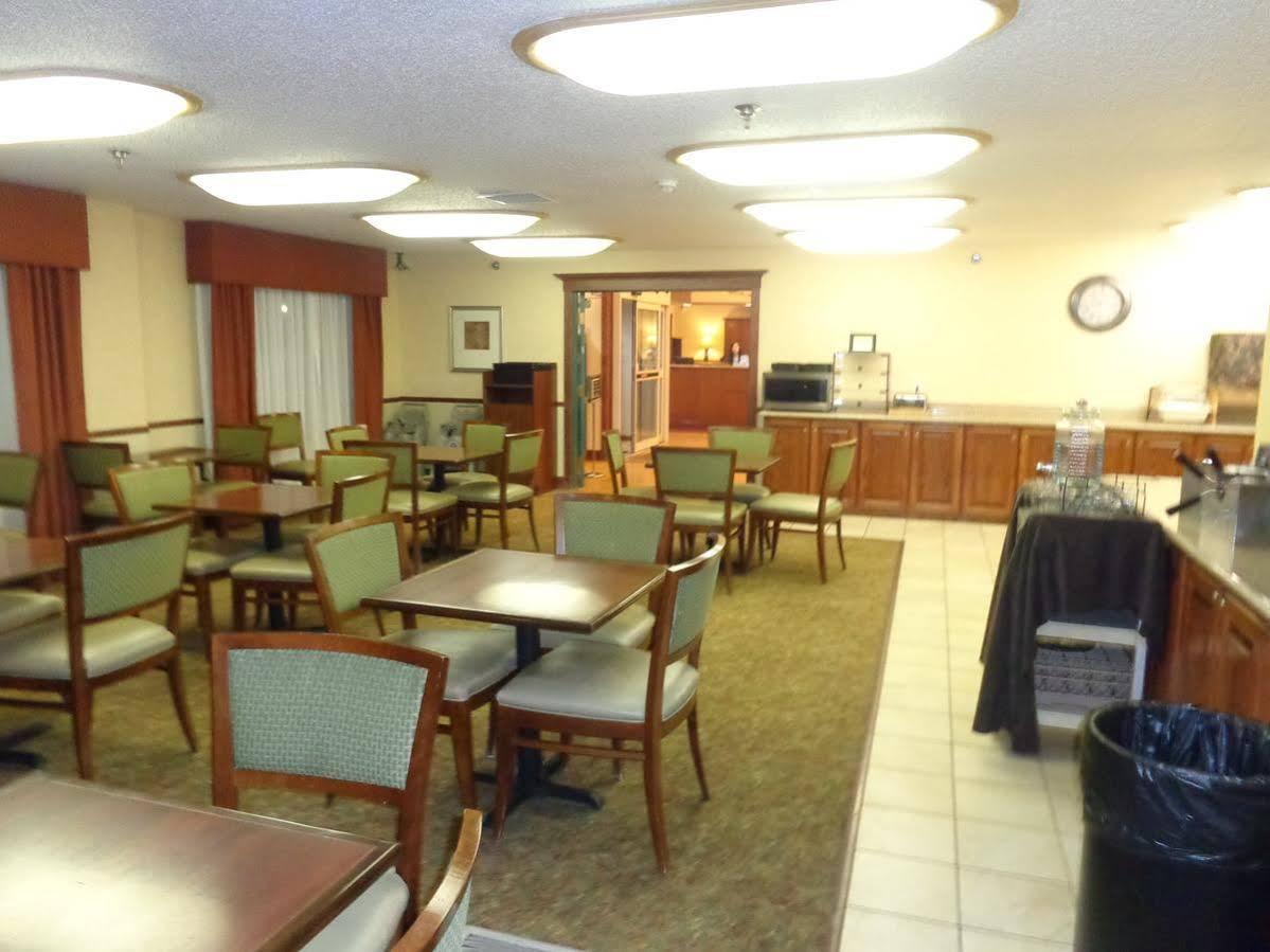 Country Inn & Suites By Radisson Bismarck Waterpark Bagian luar foto