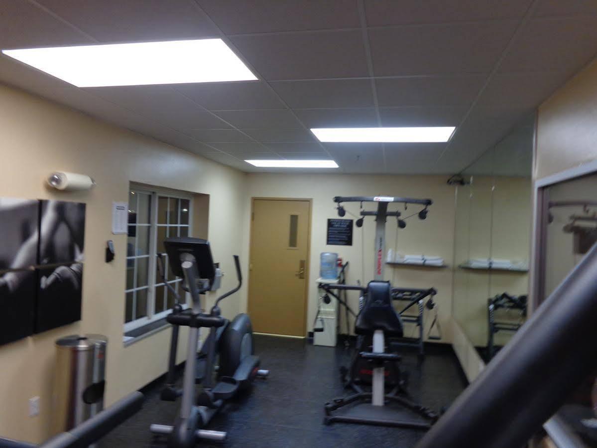 Country Inn & Suites By Radisson Bismarck Waterpark Bagian luar foto