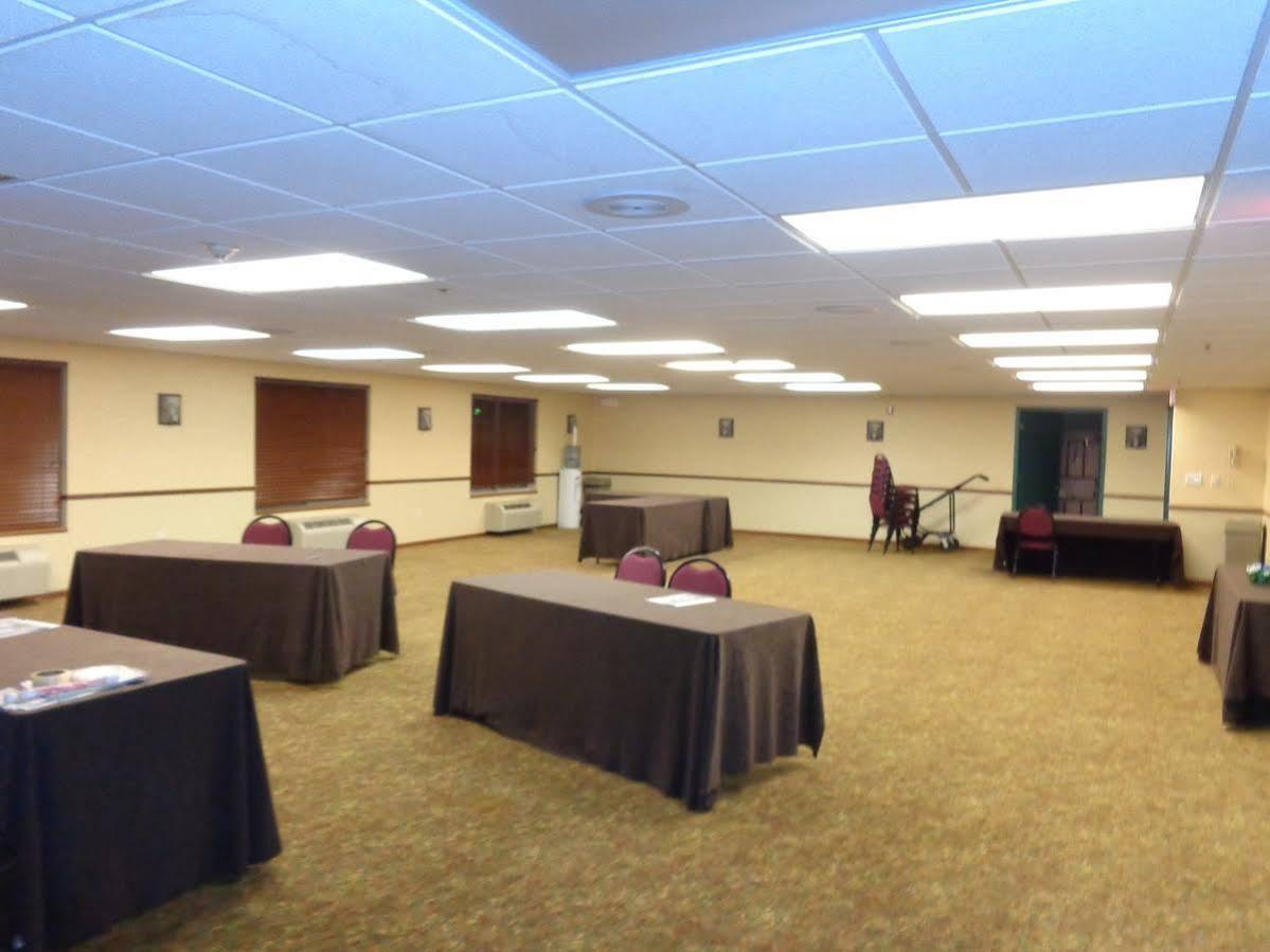 Country Inn & Suites By Radisson Bismarck Waterpark Bagian luar foto